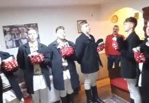 Video. Cetașii de la Beclean au colindat întreg satul. La fetele nemăritate au încins jocul