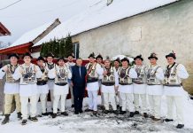 Video. Ceata de feciori de la Ucea de Sus a pornit colinda. Prima gazdă, primarul comunei, Adrian Grovu