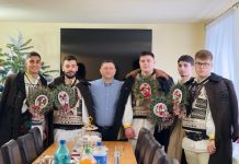 Video. Ceata de feciori de la Ucea de Jos a colindat toate gazdele din sat