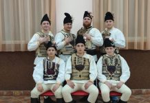 Ceata de feciori de la Veneția de Jos se pregătește pentru colinda din Ajun