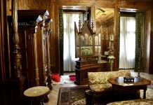 Castelul Peleș, uitat de toată lumea. Plouă prin acoperiș, pereții sunt inundați, iar angajații folosesc găleți pentru apa infiltrată