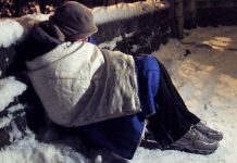 Foto. Șase oameni ai străzii, în adăpostul de la Făgăraș. Aici sunt cazați pe timpul nopții. Șase familii sinistrate după un incendiu