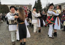 Foto și Video. Magia datinilor făgărășene la Festivalul Cetelor de feciori. ,,Sculați, sculați gazde mari, că vă vin colindătorii“
