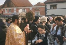 Video și foto. Boboteaza sărbătorită la Rucăr, după datinile vechi. Botezul sătenilor și jocul Cetei de feciori în ,,Gura părăului“