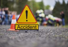Un autoturism a ieșit în decor pe DN1. Trei persoane au ajuns la spital