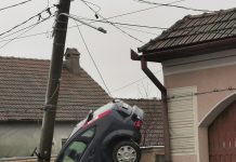 Foto. Accident rutier pe DN1, la Beclean. Printr-o manevră a șoferului, o mașină a fost aruncată pe un stâlp de curent