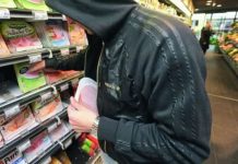 Două persoane din Victoria au fost reținute de polițiști după ce au furat dintr-un magazin