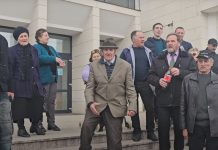 Video. ,,Judecătorii încalcă legea“. Umilirea grănicerilor: Două termene pe an la Judecatoria Bistriţa. Justiție și retrocedare post mortem. Protest, astăzi, în fața instanței