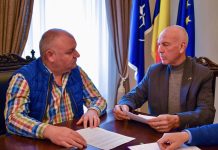 Drumul ce traversează satul Grid va fi reabilitat. Contractul a fost semnat de primarul Ovidiu Ovesea și președintele CJ Brașov