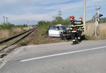 Foto. Mașină lovită de tren la Olteț. Făgărășeanul aflat la volan a scăpat cu viață, dar mașina a fost făcută zob