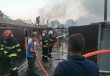 Foto și Video. Casă mistuită de flăcări la Rucăr. O familie cu trei copii minori a rămas fără locuință. Primarul Florin Ioani spune că va ajuta familia