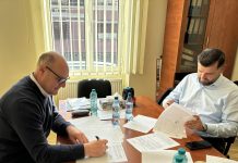 Vor începe lucrările la rețeaua de canalizare din Sâmbăta de Sus. Primarul Nicolae Morariu a semnat contractul cu constructorul