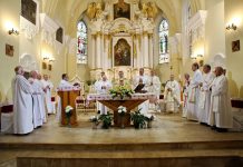 Foto. Sărbătoare la Biserica romano-catolică, Pateri, de la Făgăraș. S-a sărbătorit hramul lăcașului ,,Sfânta Treime“. Istoria monumentului vechi de trei secole