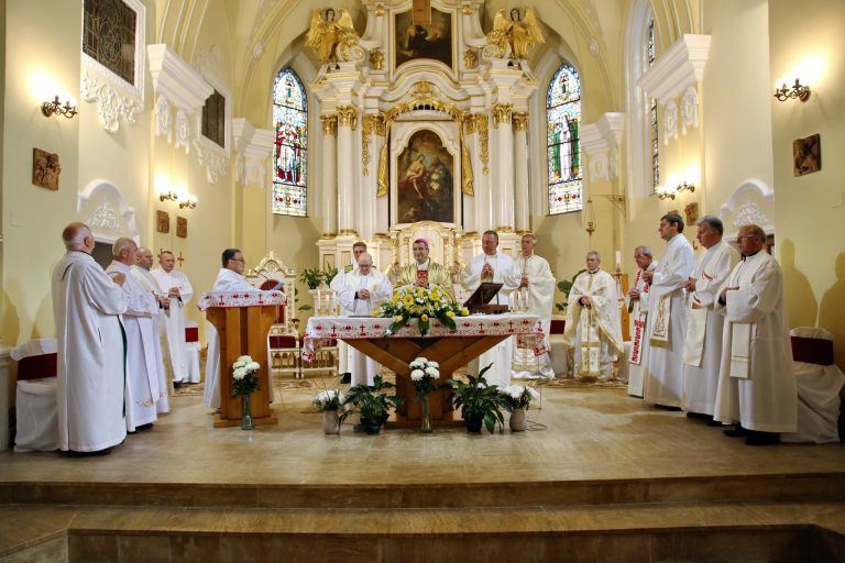 Foto. Sărbătoare la Biserica romano-catolică, Pateri, de la Făgăraș. S-a sărbătorit hramul lăcașului ,,Sfânta Treime“. Istoria monumentului vechi de trei secole