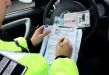 La volan cu permisul suspendat prin Ucea de Sus. Bărbatul de 30 de ani a fost reținut