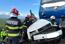 Foto. Mașină lovită de tren la Dridif. Bărbatul de la volan, de 32 de ani, a decedat
