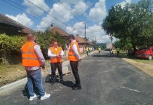 Foto și Video. Șantier în satul Corbi. Primarul Adrian Grovu împreună cu constructorul verifică stadiul lucrărilor