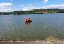 Scafandrii de la ISU Brașov intervin în zona Hoghiz. Un adolescent de 15 ani este căutat în apele Oltului