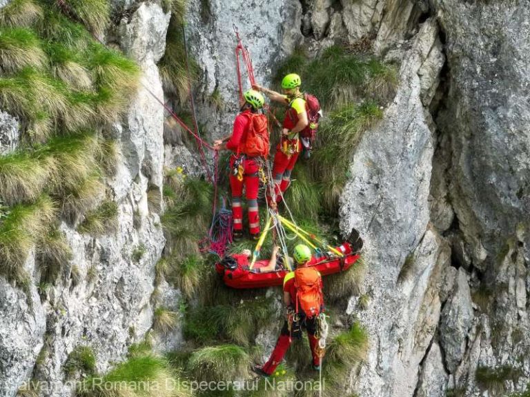 Număr îngrijorător de mare de evenimente montane. Salvamont: 31 de persoane salvate de pe munte în ultimele 24 de ore, trei erau rătăcite în Munții Făgăraș