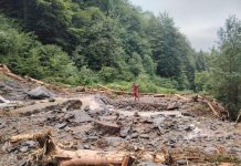 Foto. Pagubele produse de viitura de pe Valea Sâmbetei. De două zile lucrează echipe din Primăria Sâmbăta de Sus pentru eliberarea zonei