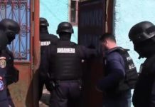 Percheziții. Un profesor de la Universitatea ,,Spiru Haret“ Brașov ar fi luat mită de la agenți de poliție și jandarmi pentru a-i promova la examene