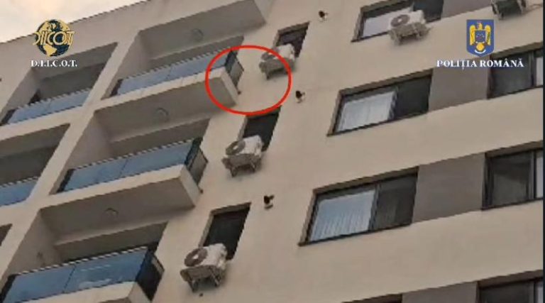 VIDEO Droguri aruncate pe geam, la Brașov. Polițiștii au filmat totul