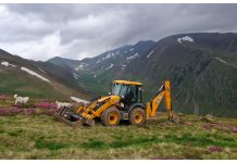 Ciobanul care și-a croit un drum cu excavatorul la cota 2000 din masivul Făgăraș a fost amendat și obligat să refacă zona