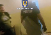 Video. Un bărbat bolnav psihic și-a terorizat familia. Polițiștii l-au imobilizat și l-au trasportat la spital
