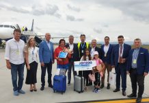 Foto. Pasagerul cu numărul 200.000 a aterizat pe aeroportul de la Brașov. Alina Toma a avut parte de o surpriză