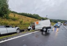 Accident rutier pe DN1, între Vlădeni și Perșani. Au fost trei victime în urma impactului dintre un autoturism și un microbuz