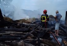 Foto. În incendiul de la Felmer au ars șura și anexele. Primarul comunei a ajutat la stingerea focului