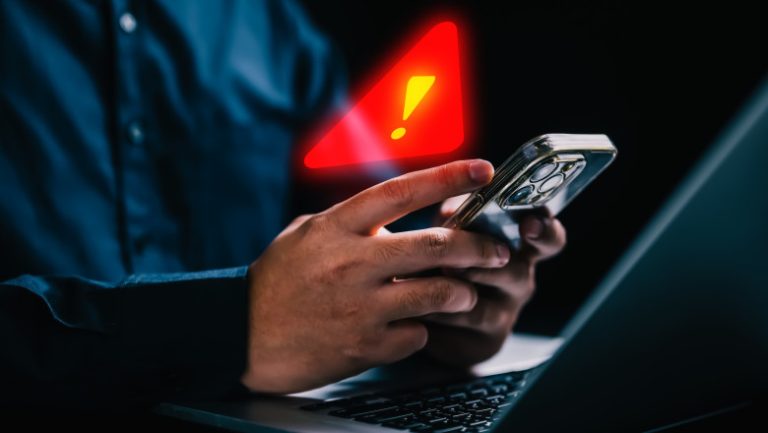 Un bărbat a rămas fără 215.000 de lei după ce a instalat pe telefon o aplicaţie care l-ar fi ajutat să îşi urmărească investiţiile