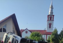 Un TIR s-a răsturnat în fața Primăriei Părău. Din fericire nu sunt victime, dar sunt pagube materiale