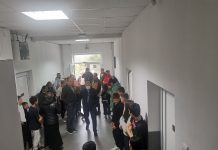 Conducerea IȘJ Brașov și Prefectul au descins la școala din Șinca Nouă, șocați de atitudinea directoarei. Va fi demisă mâine în CA de la IȘJ?