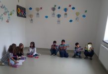 Video și Foto. Școala din Șinca Nouă: război între părinți și directoare. Sală de clasă fără bănci, iar elevii, direct pe paviment