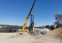 Foto și Video. Șantier în desfășurare la podul de la Voila. Se lucrează la infrastructura din râul Oltul