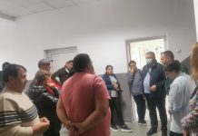 Video și Foto. Școala din Șinca Nouă, sub asediul părinților nemulțumiți. Directoarea s-a baricadat în birou. Reprezentanții IȘJ Brașov, ținuți la ușă de directoare. Scandalul continuă