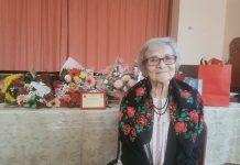 Foto și video. Viorica Eugenia Stoica, o viață dedicată elevilor. Primul cetățean de onoare al comunei Părău, învățătoarea satului, la vârsta de 95 de ani