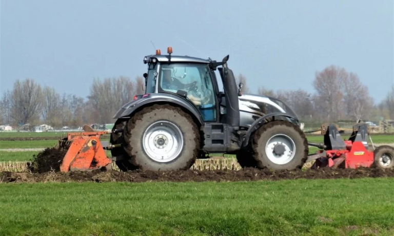 Rabla pentru tractoare: Fermierii vor putea să ceară bani pentru tractoare și mașini agricole