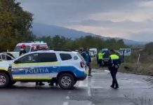 Accident grav între Lisa și Gura Văii, pe drumul de sub munte. O persoană a rămas încarcerată