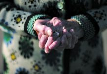 Un bărbat de 61 de ani din Viștea și-a bătut mama. Polițiștii i-au întocmit dosar penal