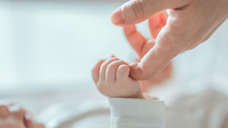  Unei mame din județ i s-a refuzat cererea de acordare a concediului și a indemnizației pentru creșterea copilului. Ce spune Avocatul Poporului