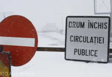 Autostrada A1 a fost închisă din cauza vântului puternic. Există riscul ca tirurile să fie răsturnate. Situația pe drumurile naționale