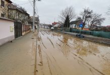 Foto și Video. Noroiul, bălțile și lutul au năvălit peste mobilitatea urbană a primarului PSD de Făgăraș. Strada Libertății, ca-n evul mediu