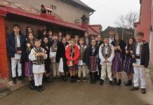 Foto și Video. Colindătorii din satul Rucăr. Tradiția continuă! Tinerii au vestit Nașterea Domnului la fiecare casă