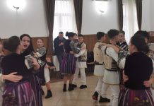 Foto și Video. Muzică, joc și voie bună la Rucăr! Tinerii satului i-au încântat pe săteni prin jocul și frumosul port popular