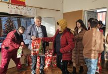 Foto. Moș Crăciun a adus mobilier nou pentru Școala Gimnazială ,,Octavian Paler“. Primăria Lisa a oferit fiecărui elev câte un pachet cu dulciuri