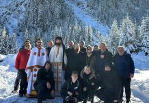 Foto și Video. Schitul ,,Sfântul Mărturisitor Arsenie de la Prislop“ de pe Valea Sâmbetei, într-un peisaj de basm. Liturghie oficiată de patru preoți