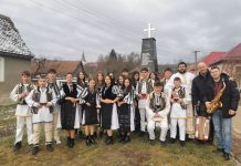 Foto și Video. Boboteaza la Rucăr. Slujba religioasă la răspântia de ulițe și jocul din vatra satului. Tradițiile merg mai departe