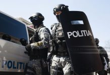 Polițiștii fac cercetări într-un dosar de proxenitism. Locuința bărbatului din județul Brașov suspectat a fost luată la puricat